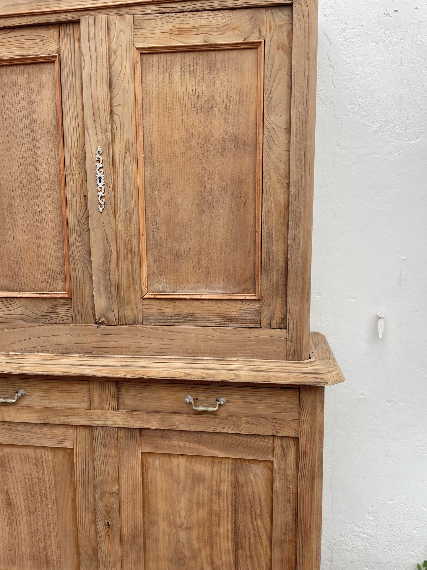 Buffet 2 corps ancien / vaisselier en bois massif – rénové & décapé