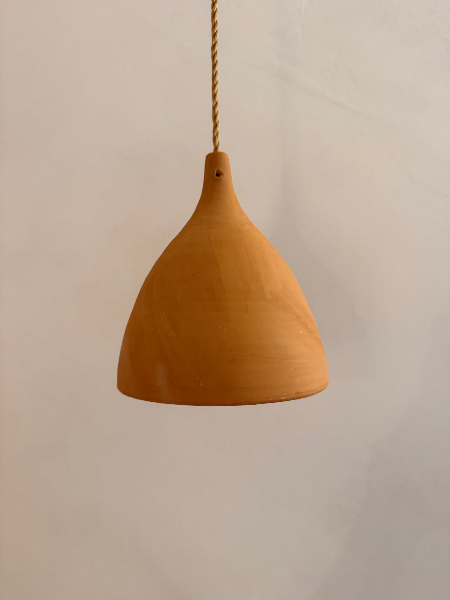 Suspension artisanale marocaine en terre cuite – forme cloche