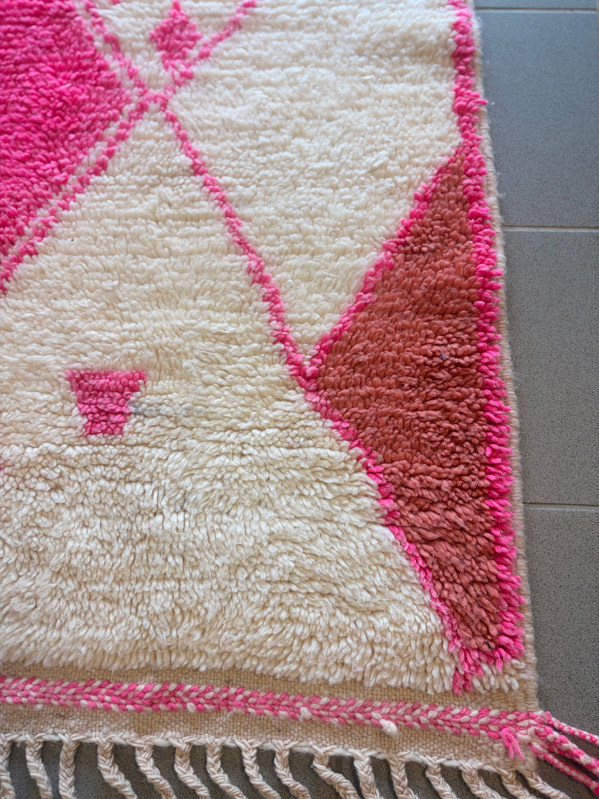 Petit tapis berbère Azilal en laine – Blanc & rose fuchsia – 160 × 100 cm