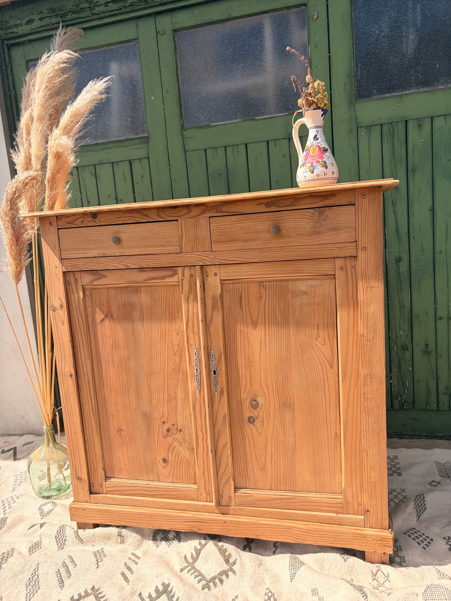 Buffet parisien vintage en bois brut décapé - 2 portes et 2 tiroirs