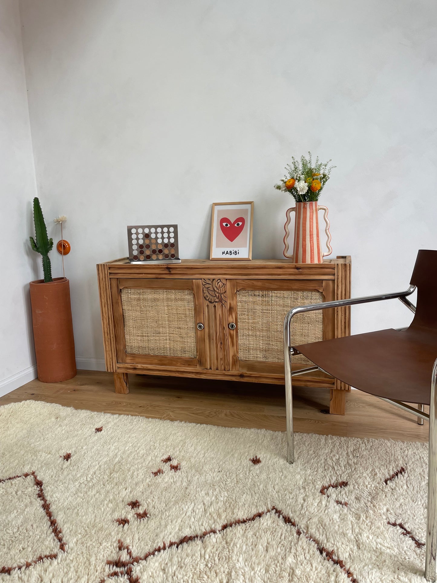 Buffet vintage en bois massif – portes en fibres naturelles (raphia & bananier)