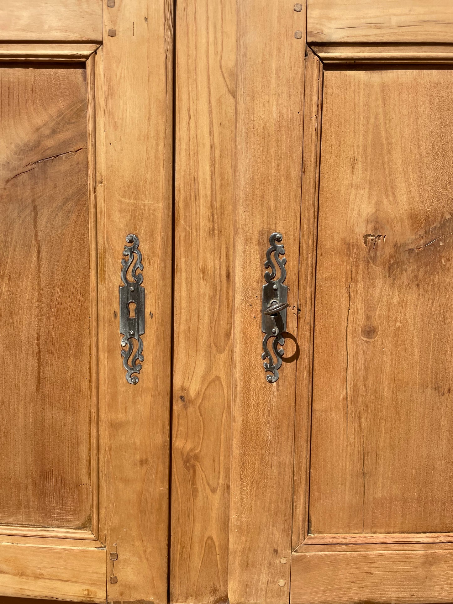 Buffet bohème vintage en bois brut massif - entièrement décapé