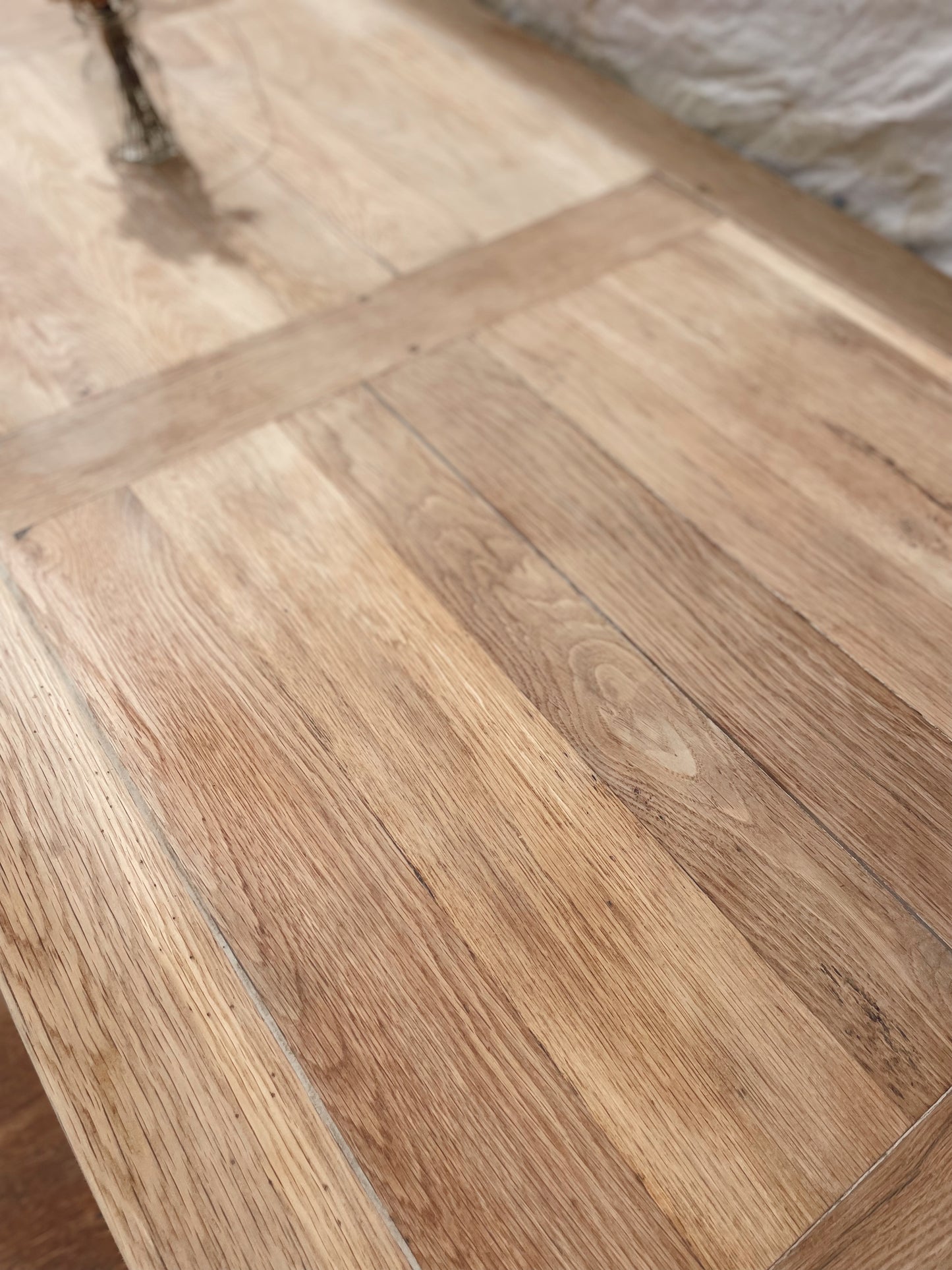 Grande table de ferme en bois décapé – 220 x 90 cm