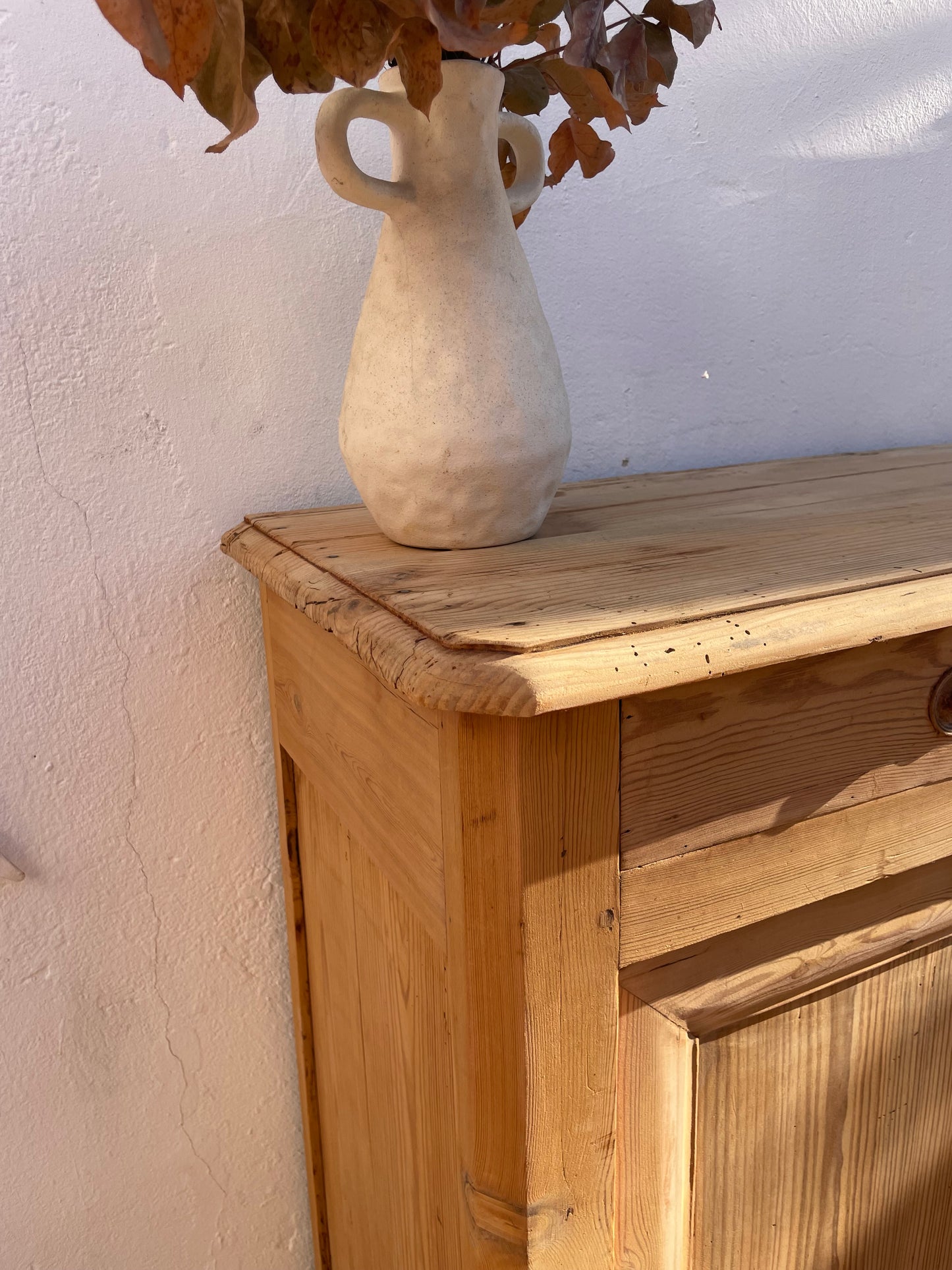 Buffet parisien ancien en bois massif – patine naturelle