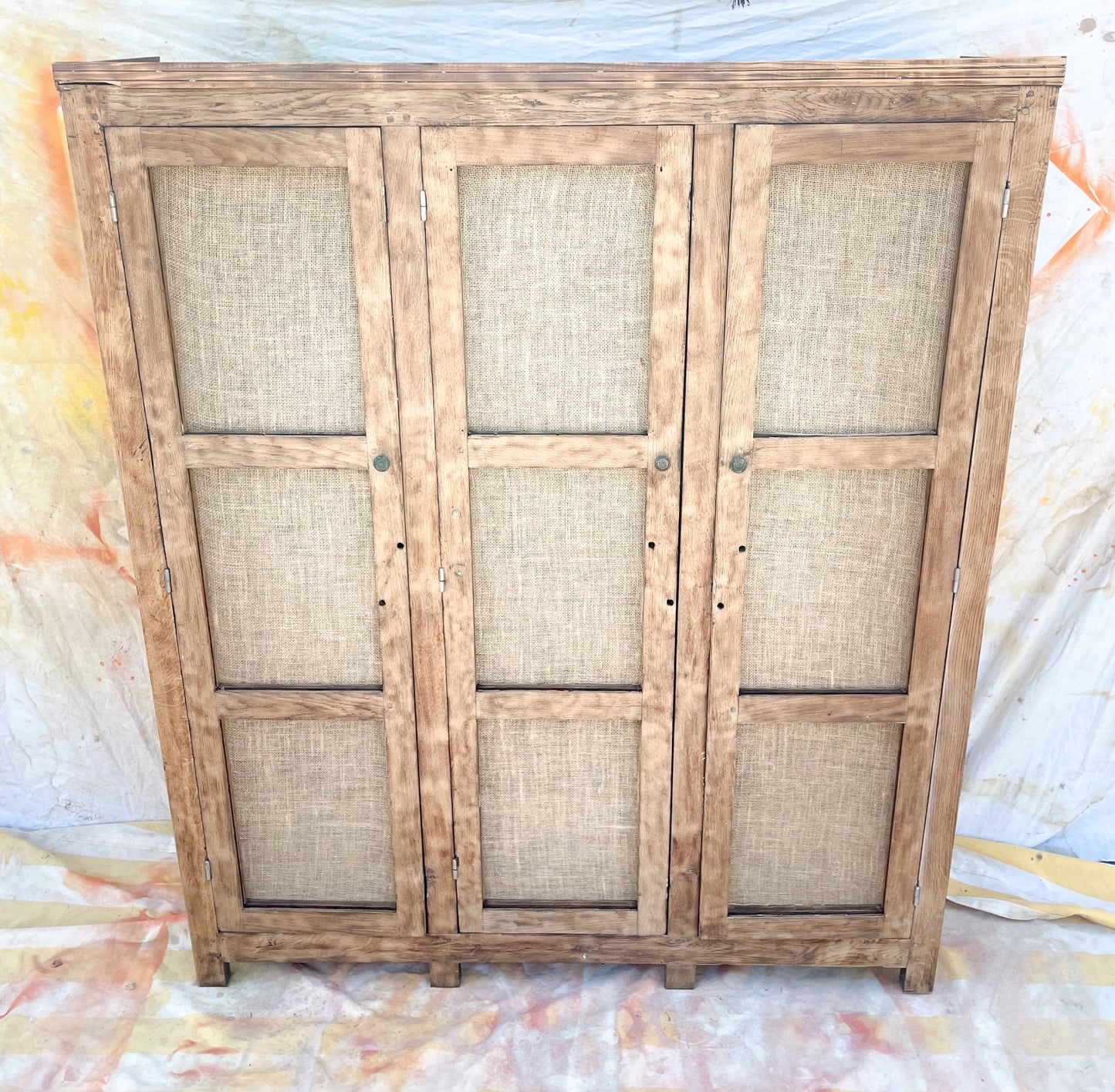 Armoire vintage 3 portes – Bois brut & jute naturelle