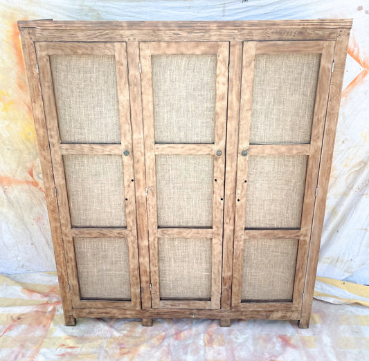 Armoire vintage 3 portes – Bois brut & jute naturelle