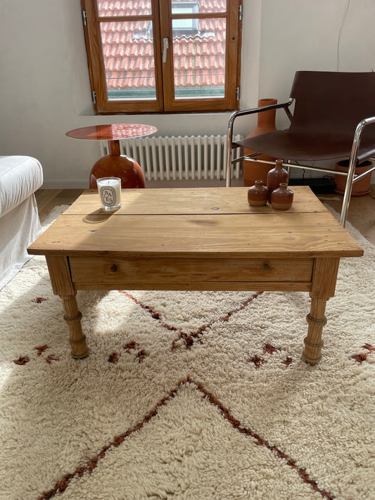 Table basse ancienne en pin massif – bois brut patiné