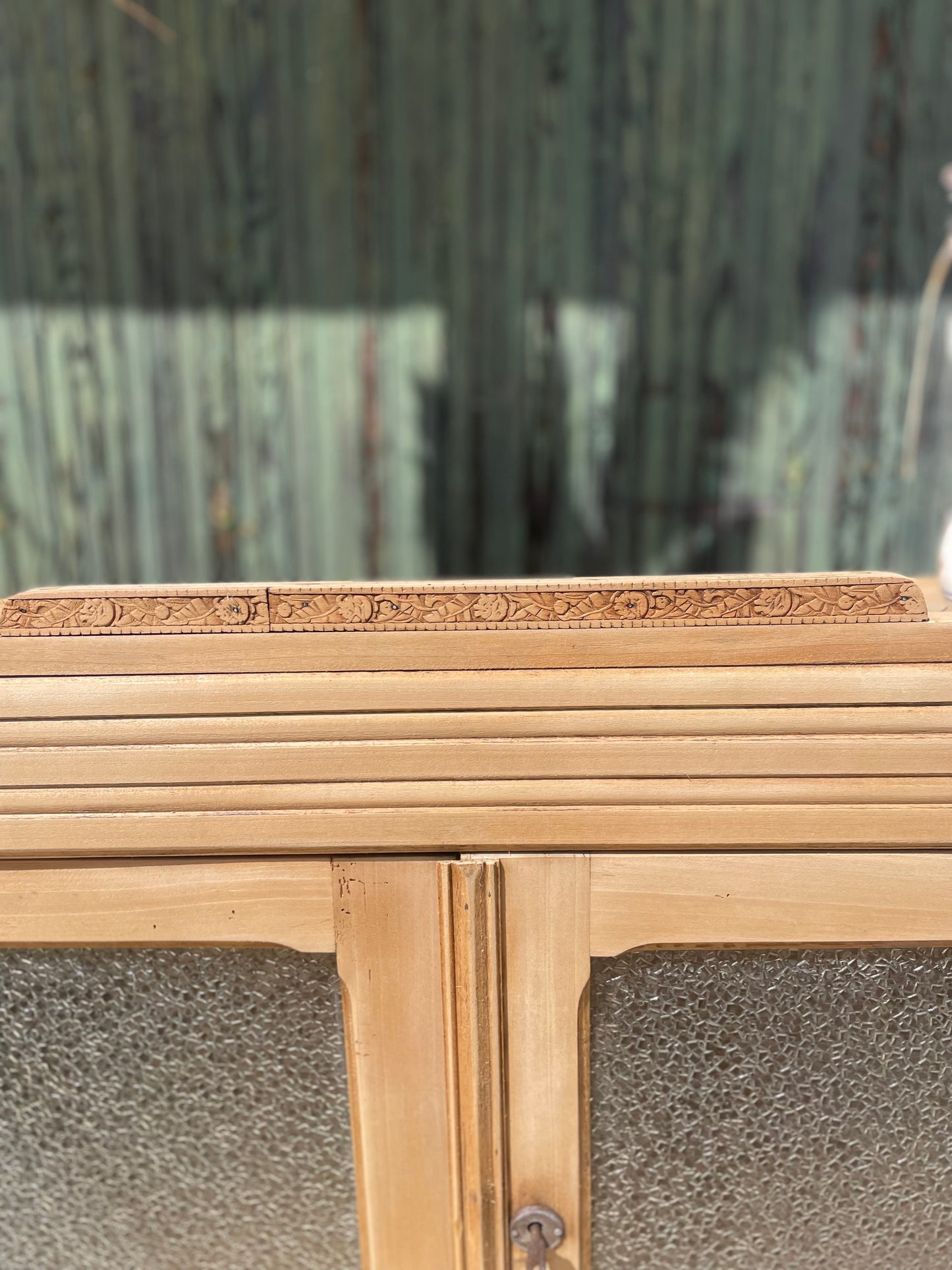 Buffet bas vitré ancien – Élégance Art Déco et charme intemporel
