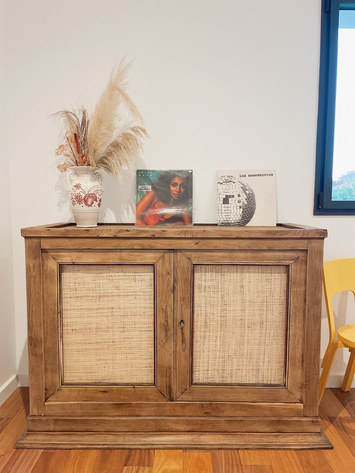 Buffet rustique vintage bois brut avec raphia tréssé