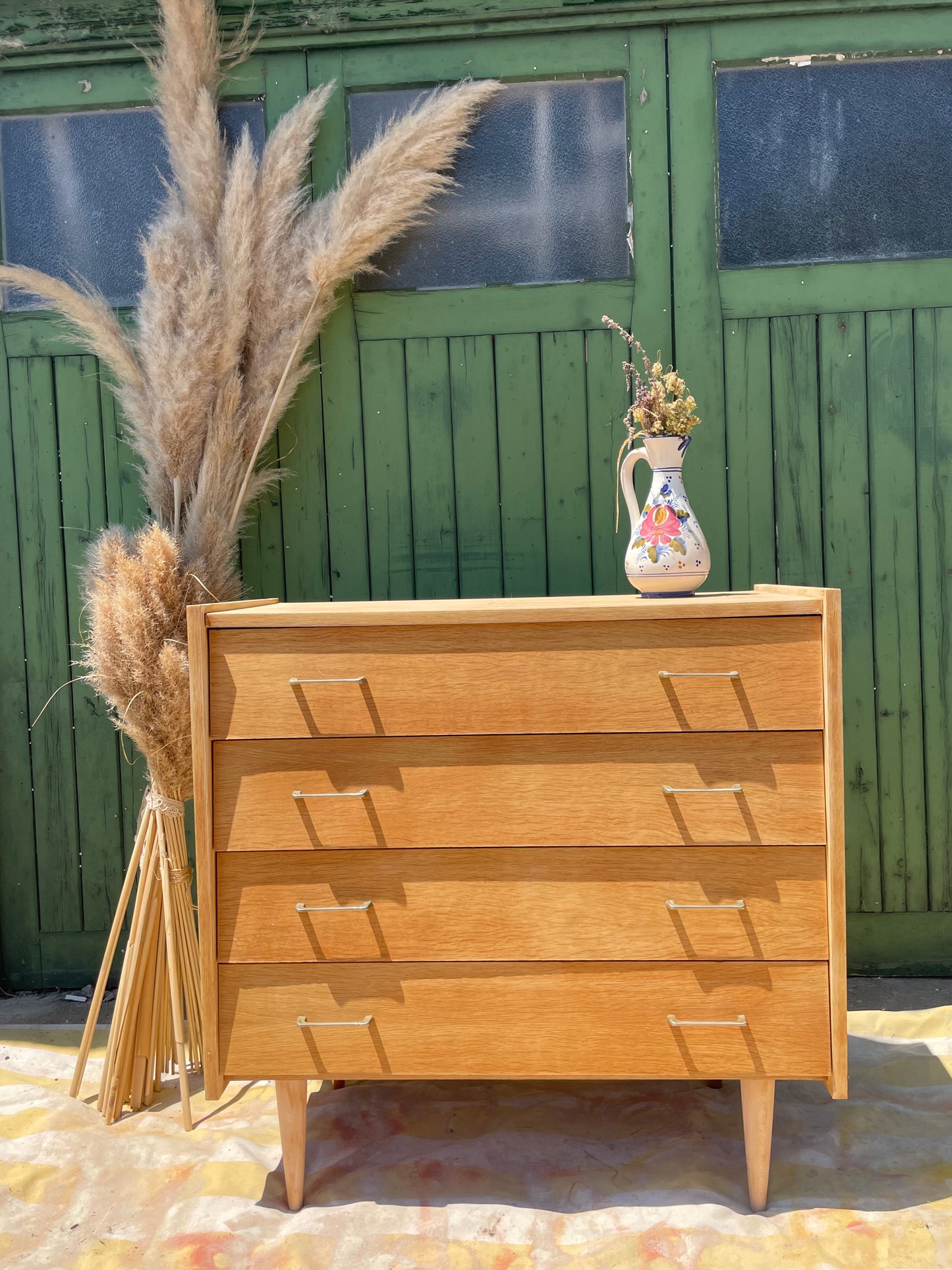 Commode vintage bois décapé pieds fuseaux