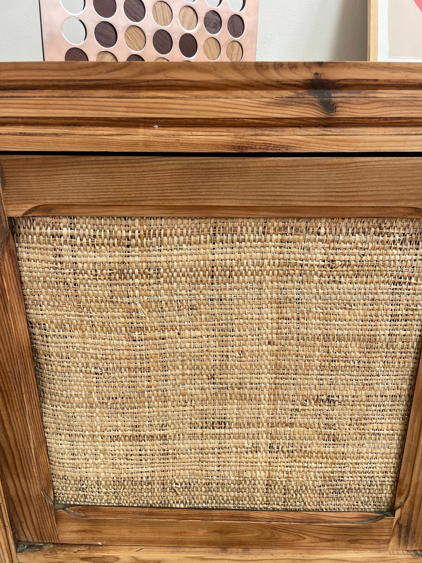 Buffet vintage en bois massif – portes en fibres naturelles (raphia & bananier)