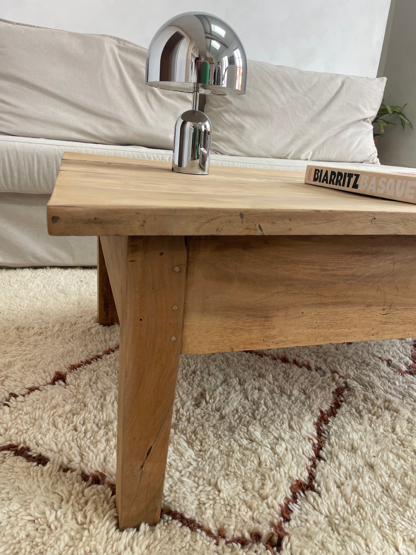 Grande table basse ancienne en bois massif avec tiroirs