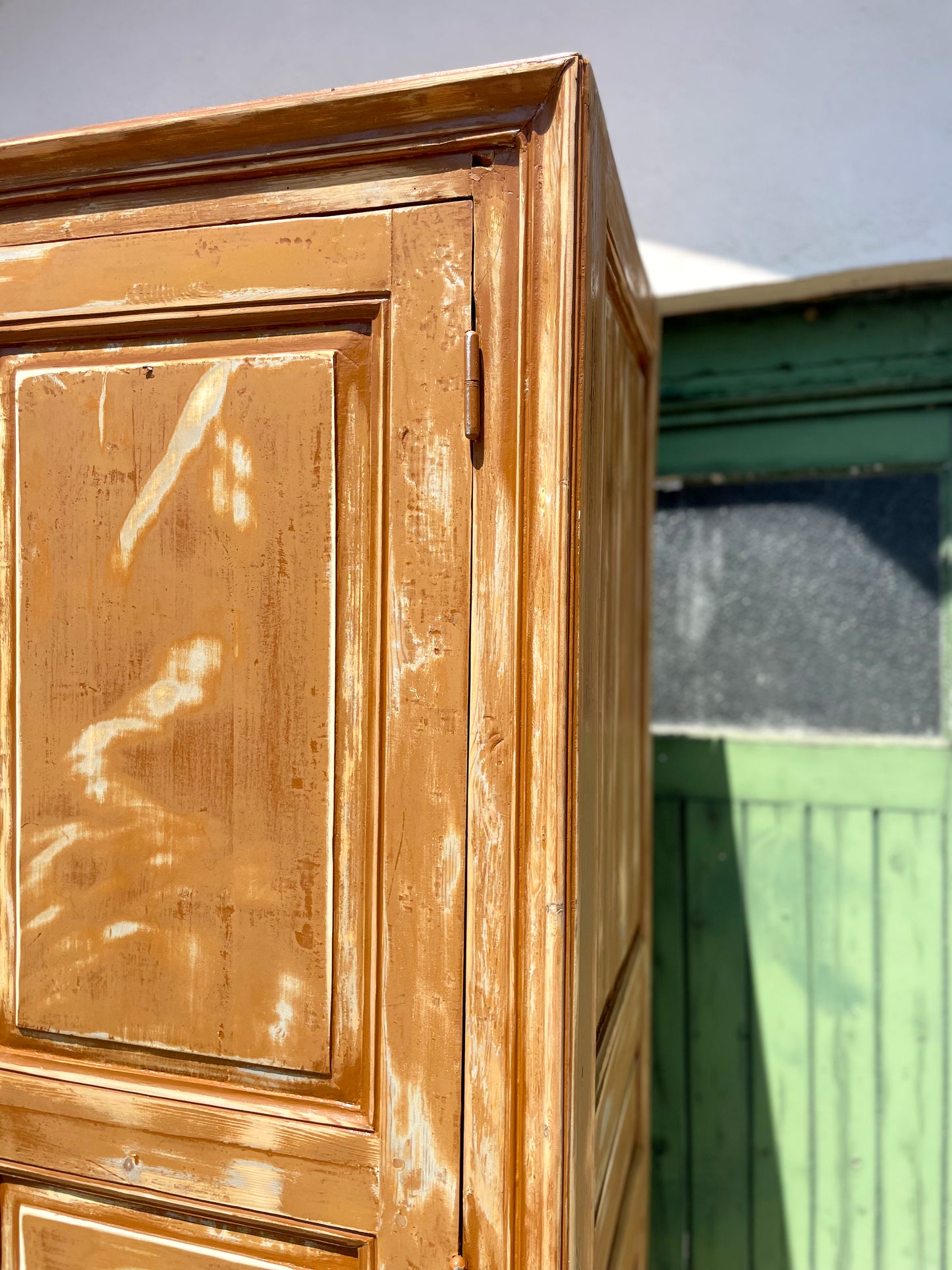 Grande armoire ancienne en bois massif – Esprit Wabi-Sabi – 215 x 125 x 62 cm