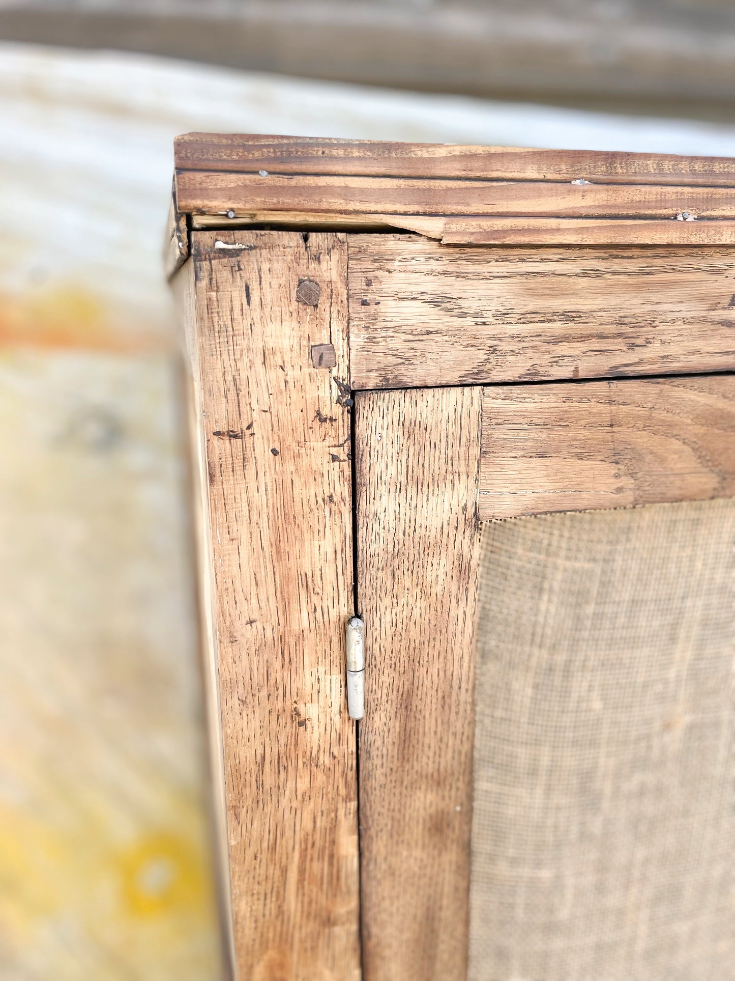 Armoire vintage 3 portes – Bois brut & jute naturelle