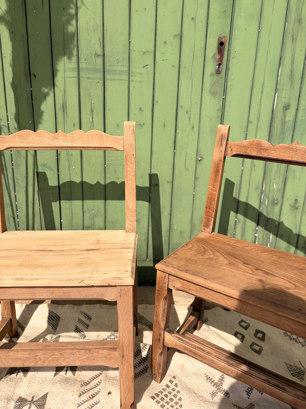 Paire de chaises de ferme anciennes en bois décapé
