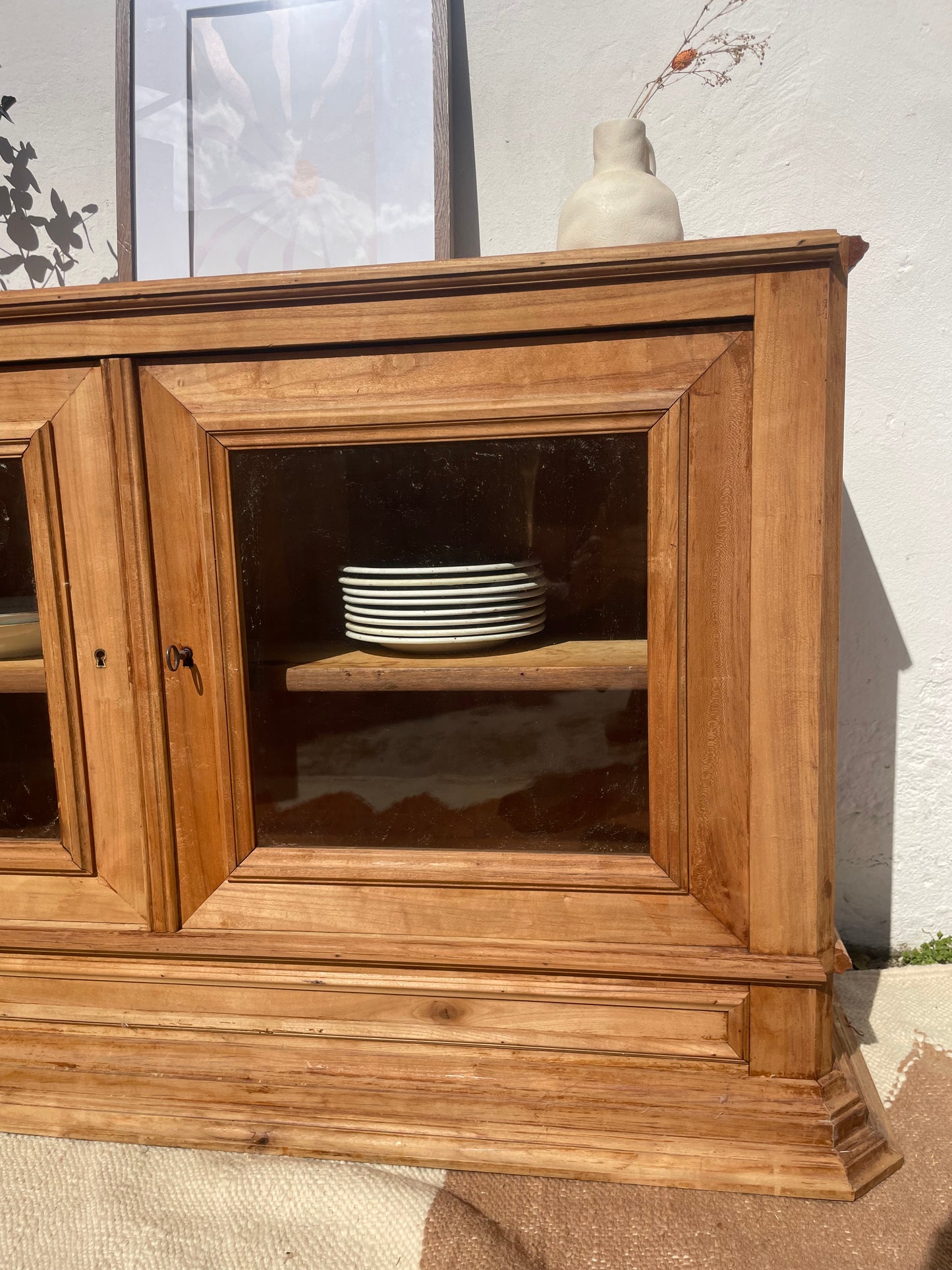 Buffet bas bohème en  bois massif décapé et vitré
