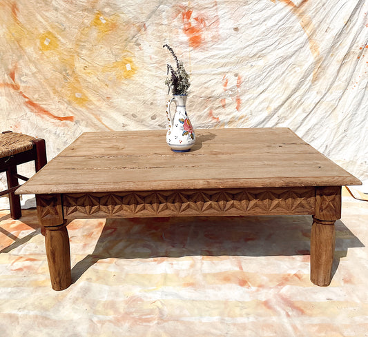 Grande table basse en bois brut sculpté