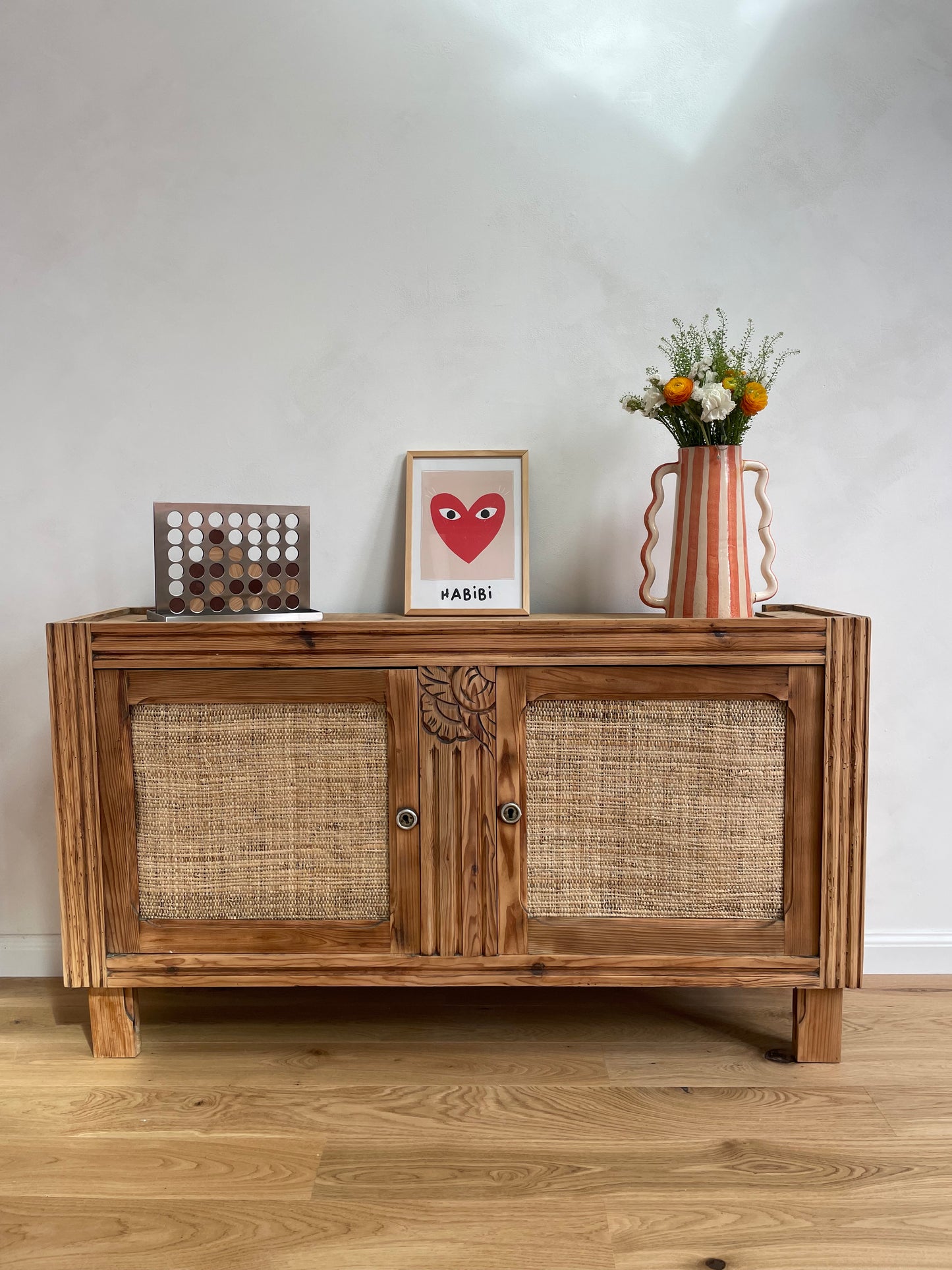 Buffet vintage en bois massif – portes en fibres naturelles (raphia & bananier)