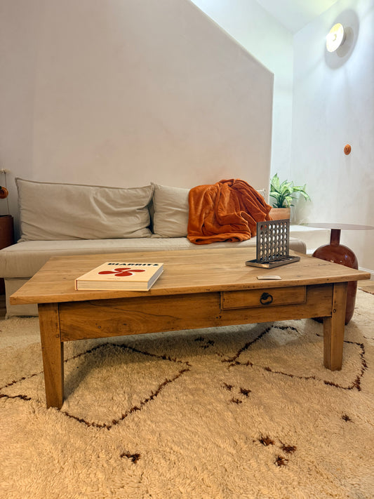Grande table basse ancienne en bois massif avec tiroirs