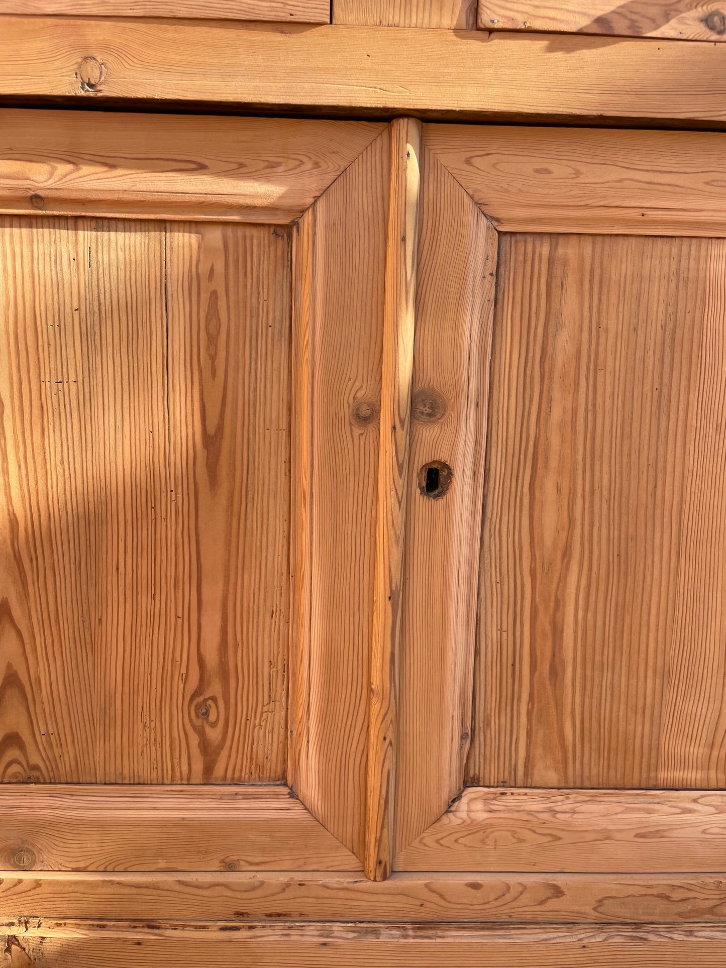 Buffet parisien ancien en bois massif – patine naturelle
