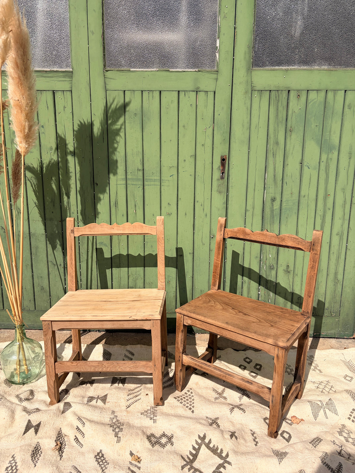 Paire de chaises de ferme anciennes en bois décapé