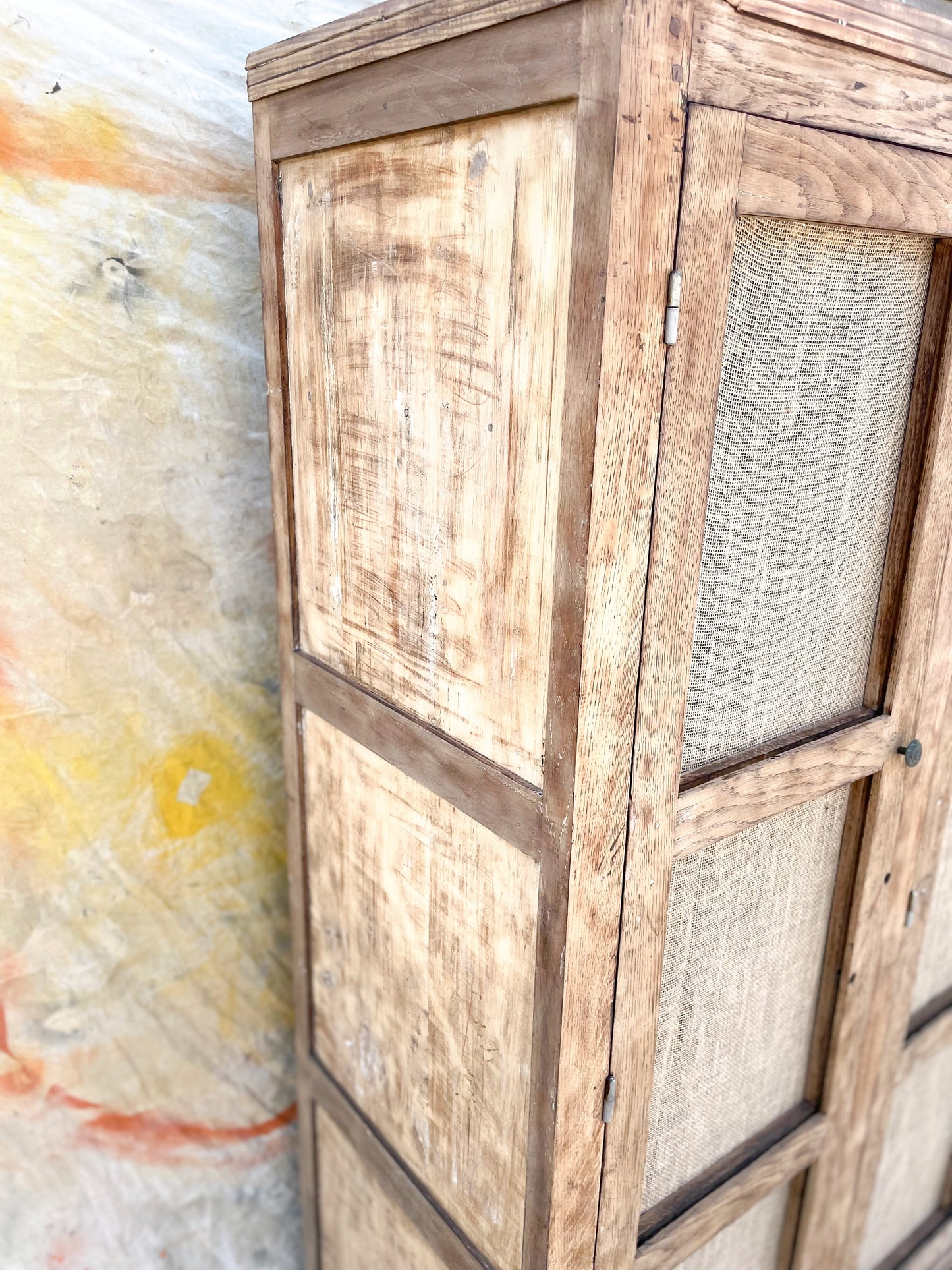 Armoire vintage 3 portes – Bois brut & jute naturelle