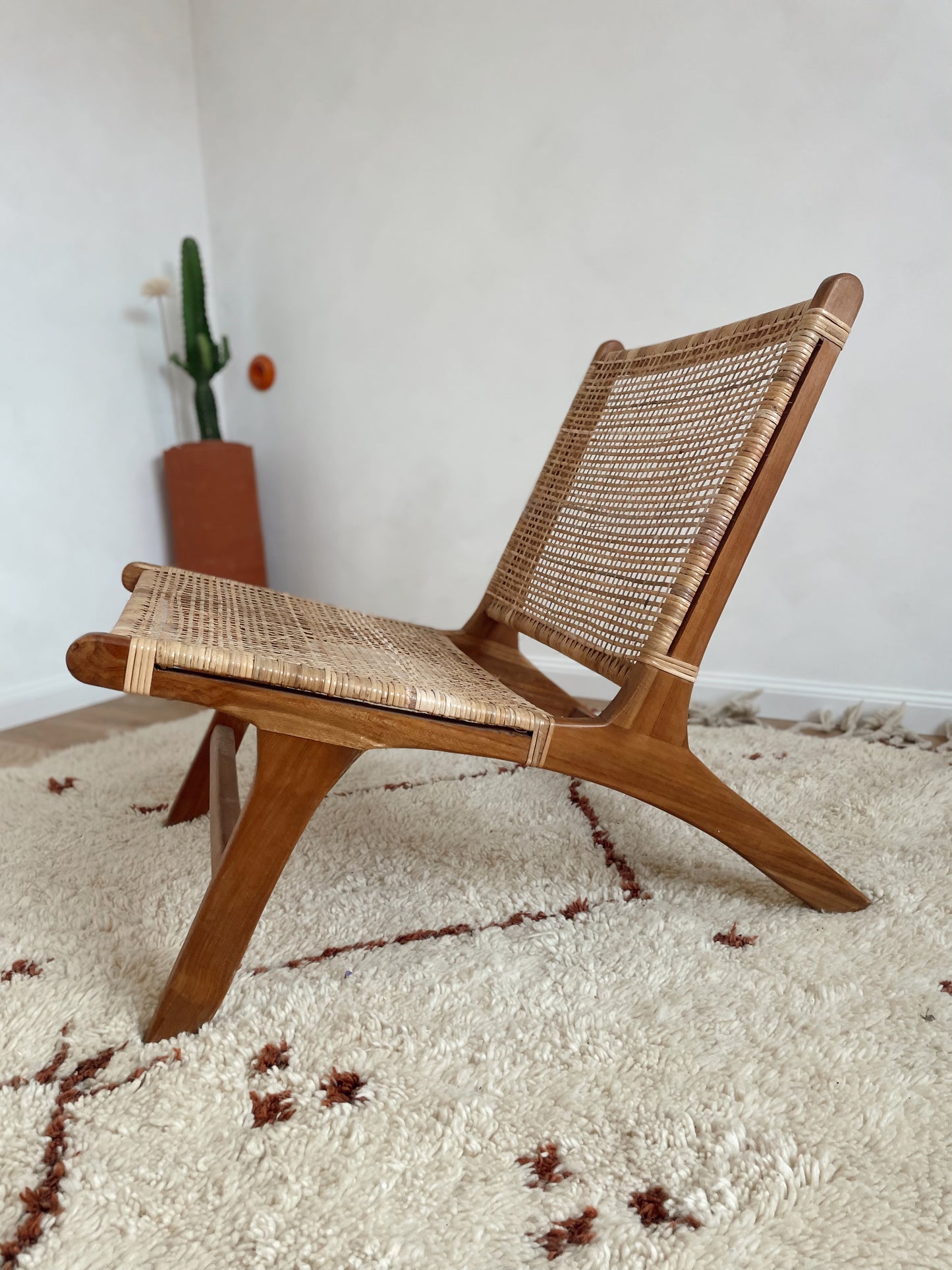 Fauteuil bas en bois massif et rotin — fabrication artisanale Bali