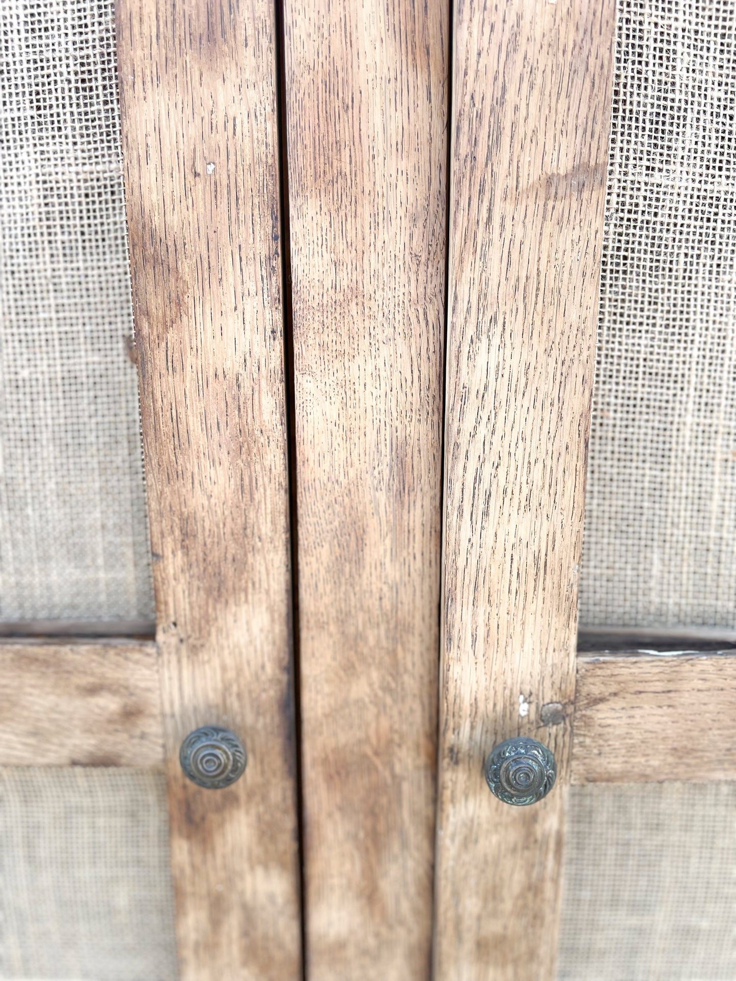Armoire vintage 3 portes – Bois brut & jute naturelle