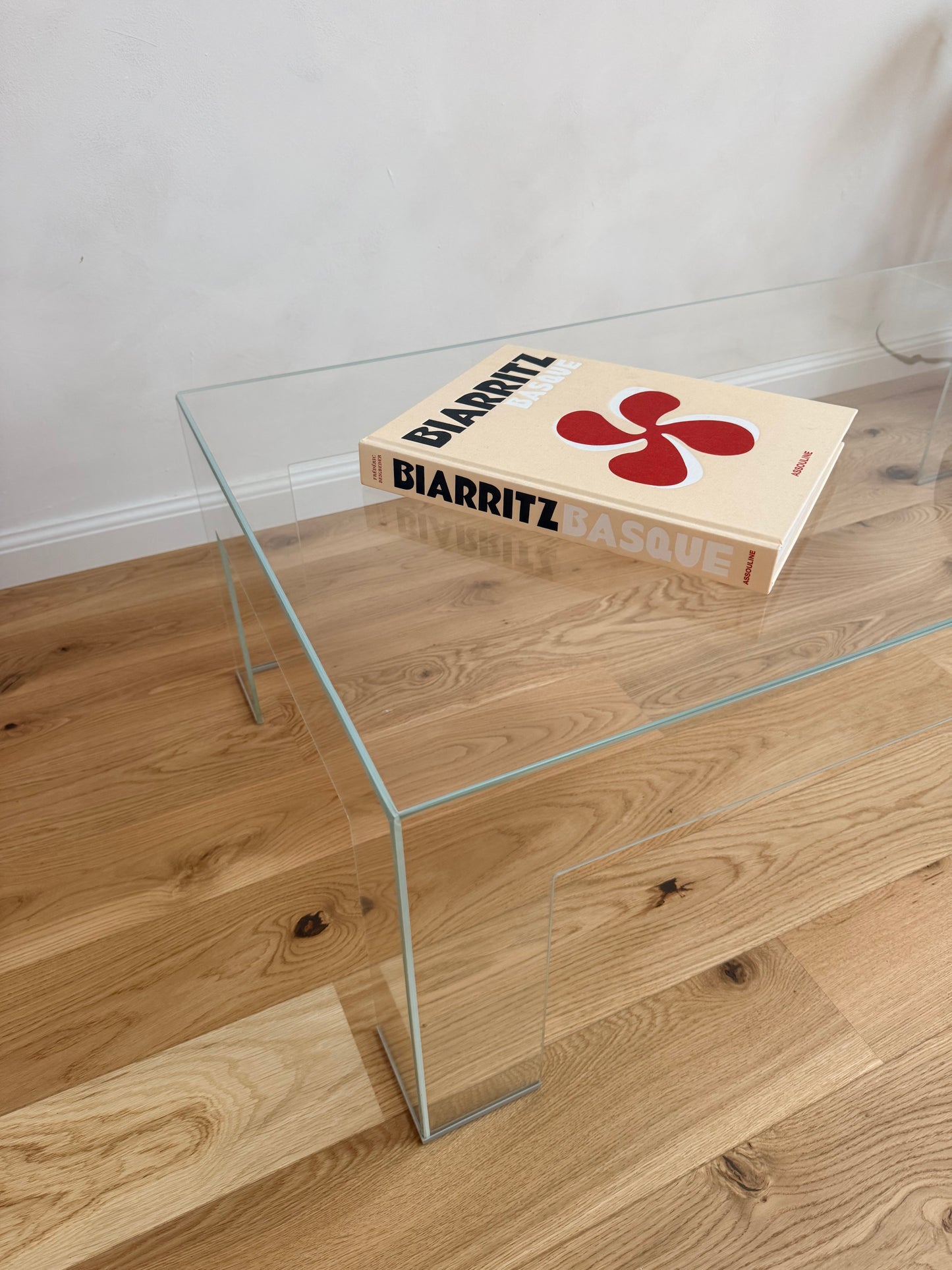 Table basse GLAS Italia en verre courbé – design italien minimaliste