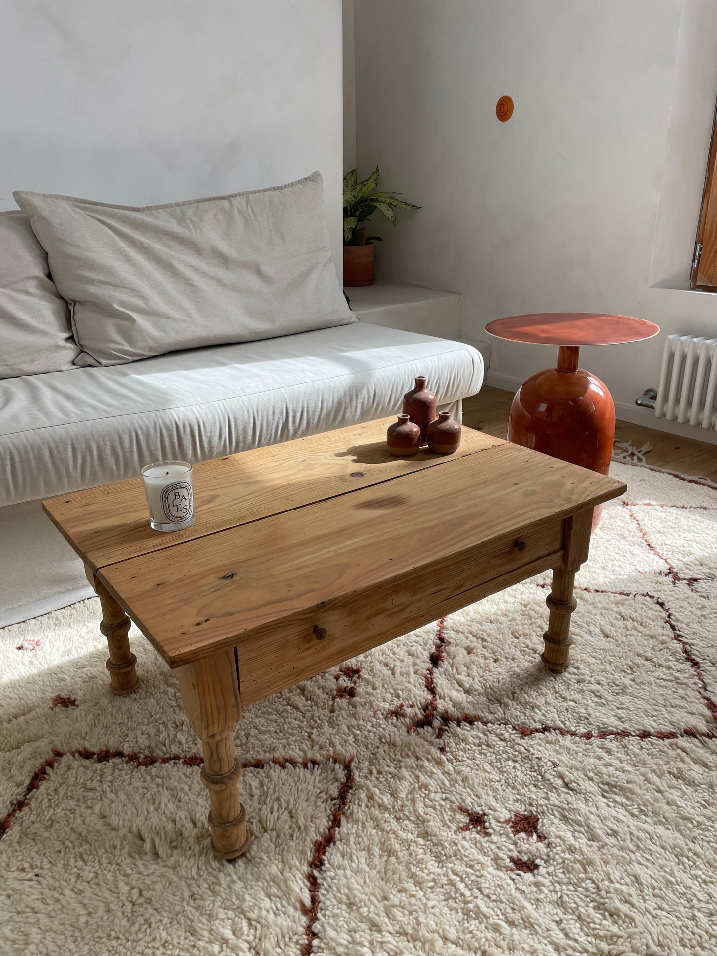 Table basse ancienne en pin massif – bois brut patiné