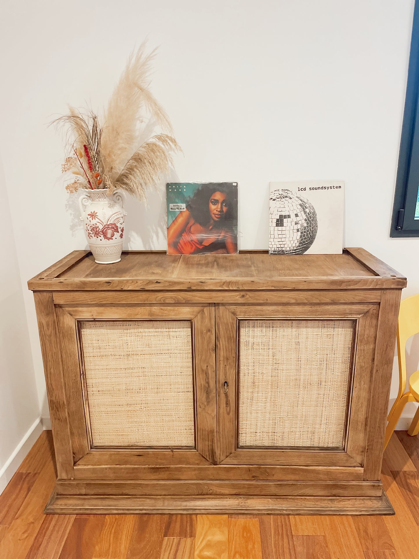 Buffet rustique vintage bois brut avec raphia tréssé