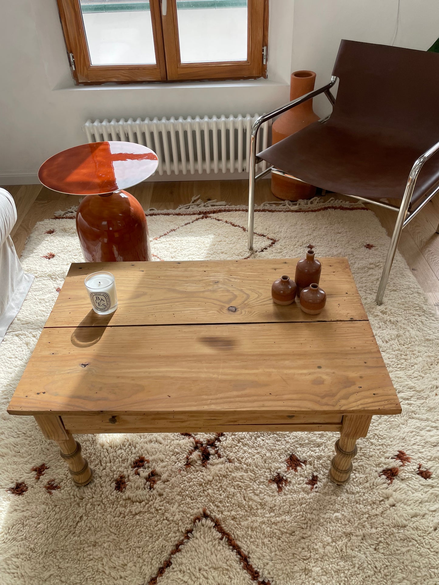 Table basse ancienne en pin massif – bois brut patiné