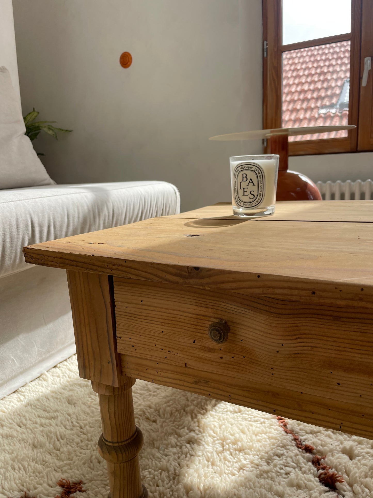 Table basse ancienne en pin massif – bois brut patiné