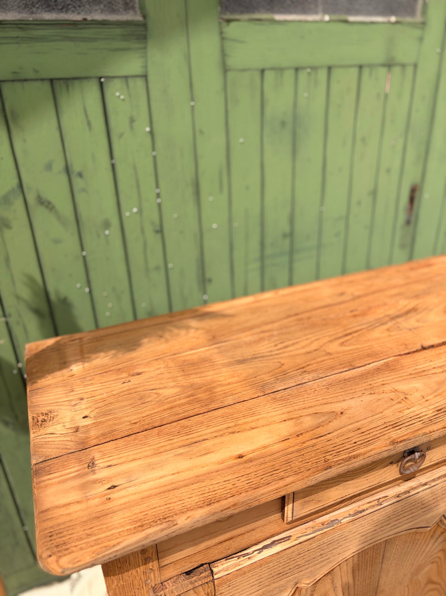 Buffet ancien en bois massif décapé – 160 cm