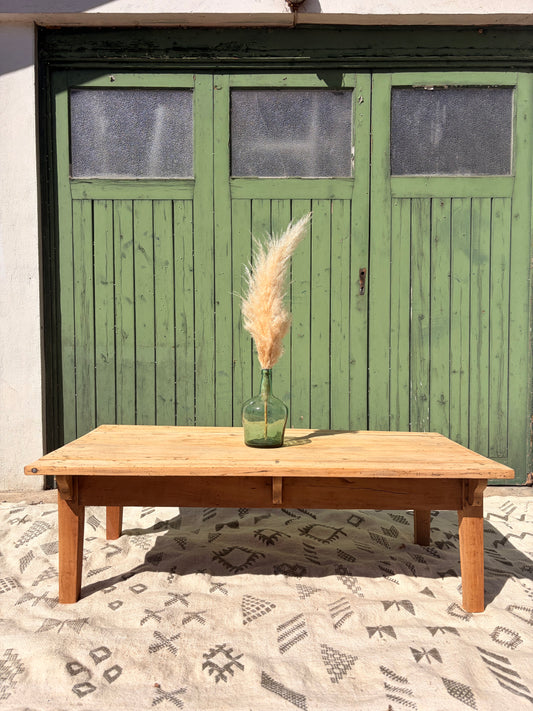 Grande table basse de ferme ancienne en bois décapé – 129 cm