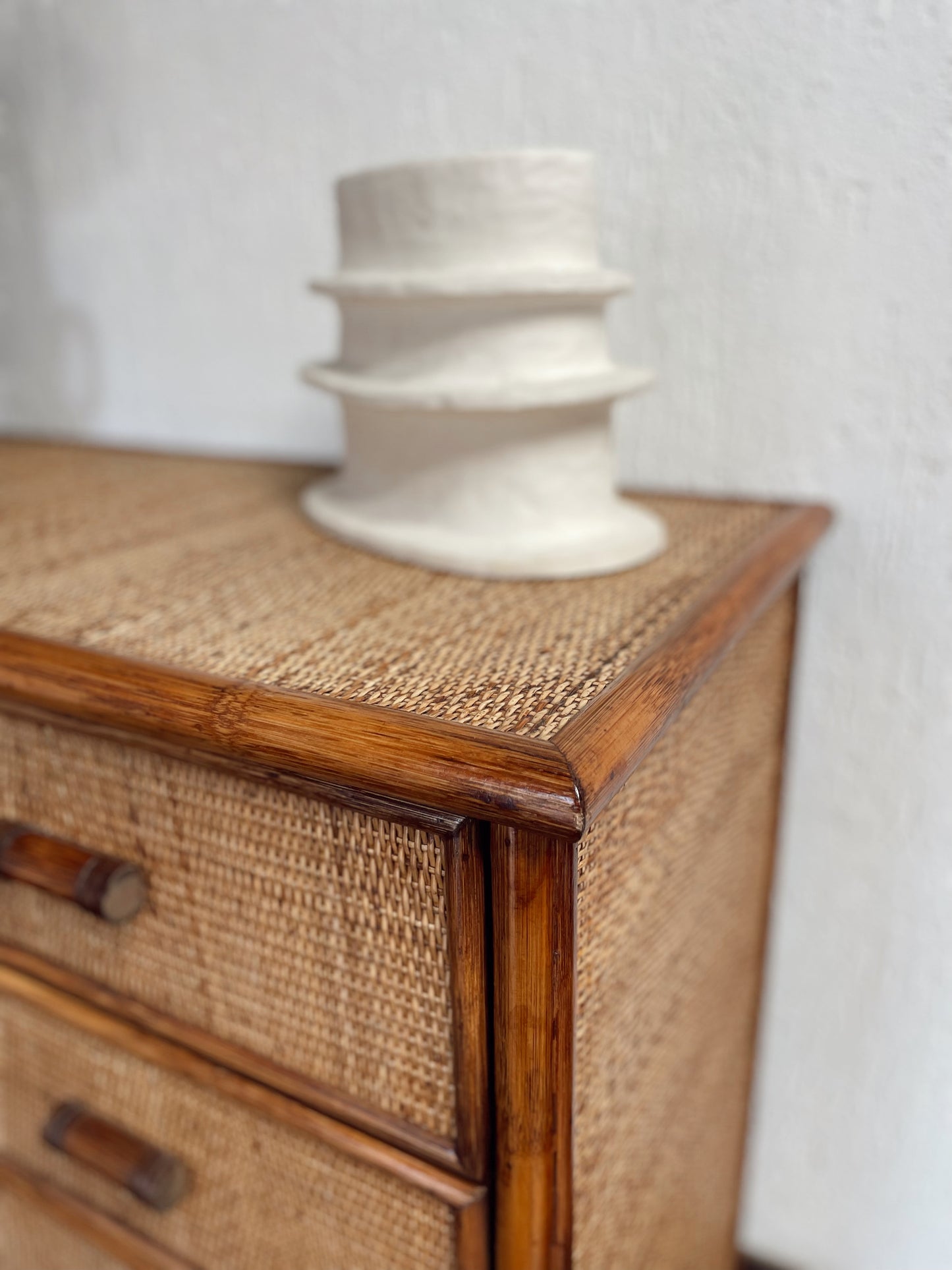 Commode vintage en rotin et cannage – 4 tiroirs