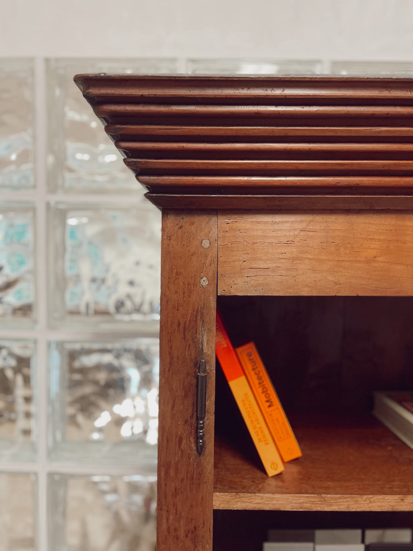 Armoire / vaisselier / bibliothèque vintage en bois brut