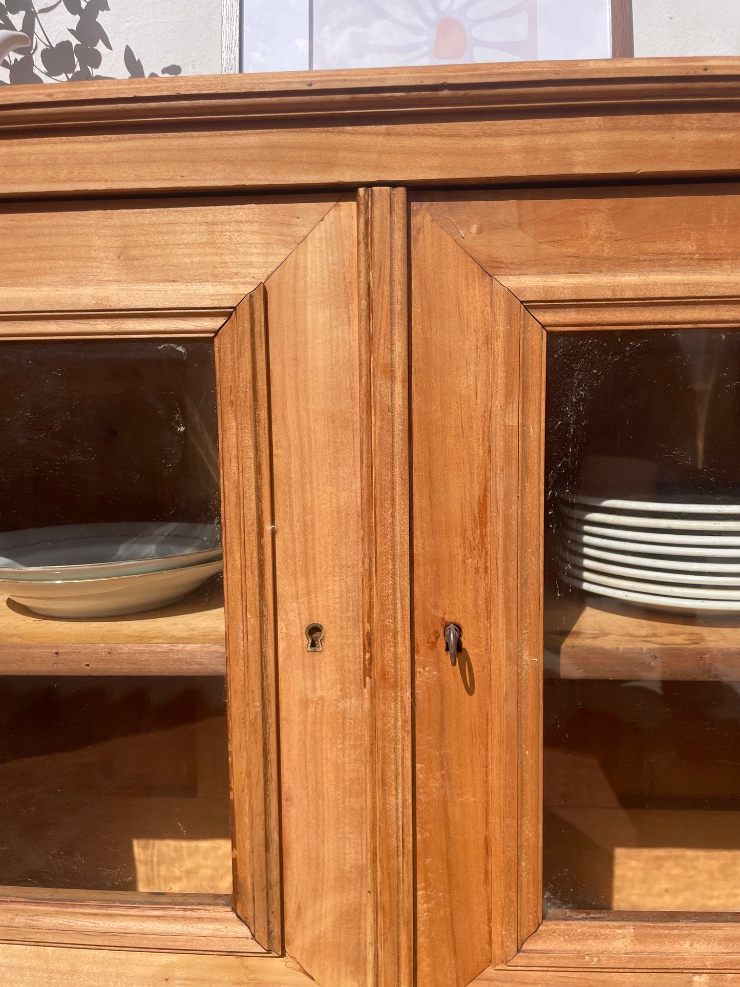Buffet bas bohème en  bois massif décapé et vitré