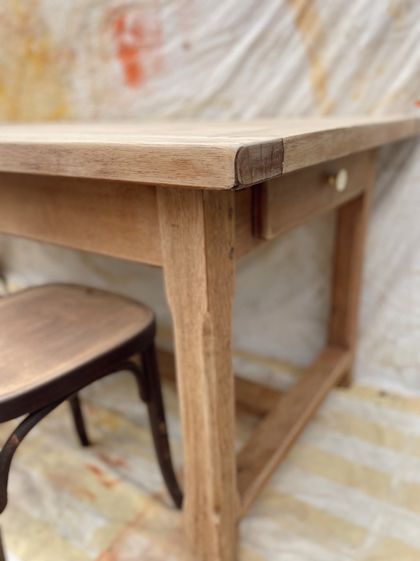 Grande table de ferme en bois décapé – 220 x 90 cm