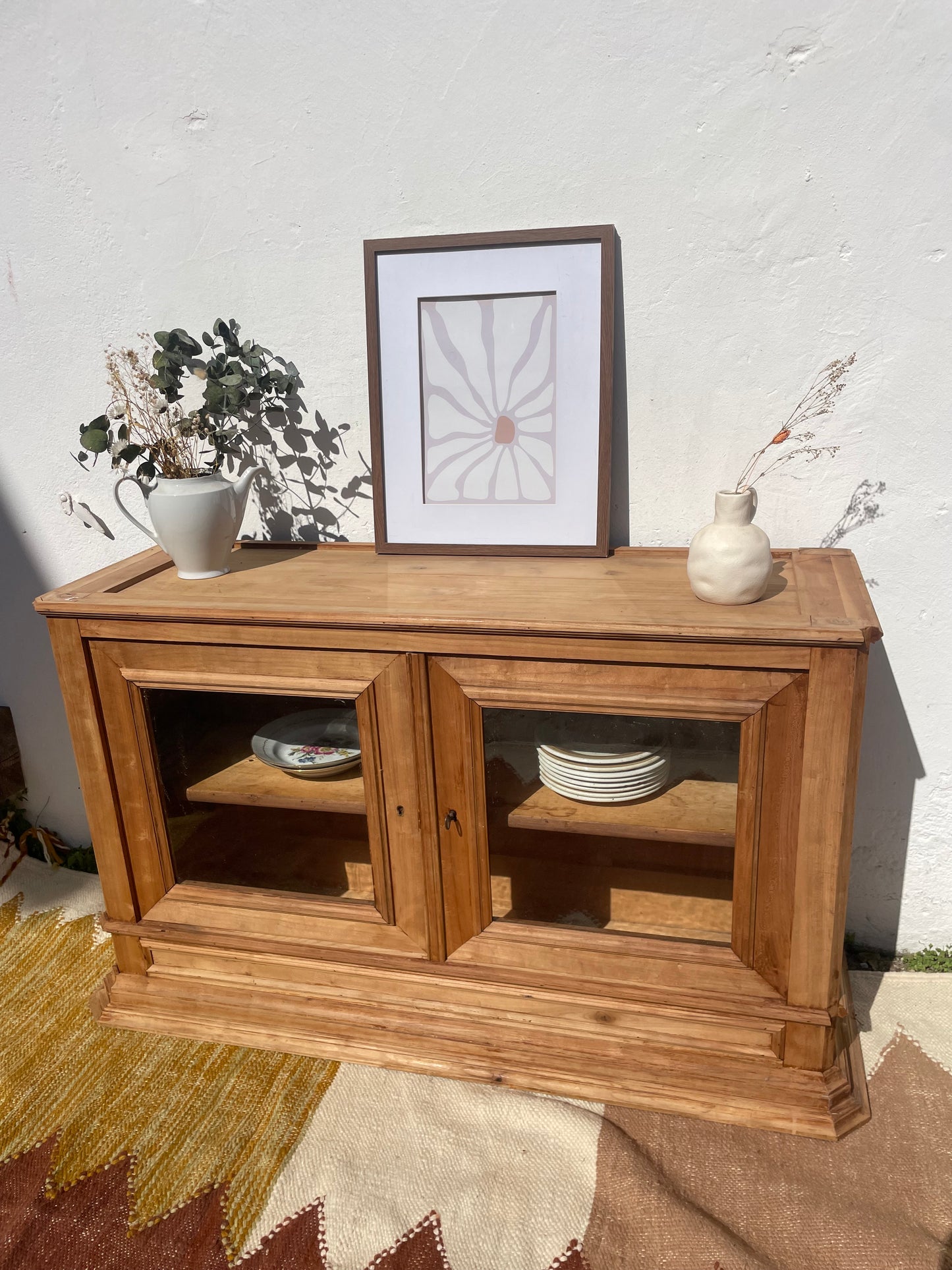 Buffet bas bohème en  bois massif décapé et vitré