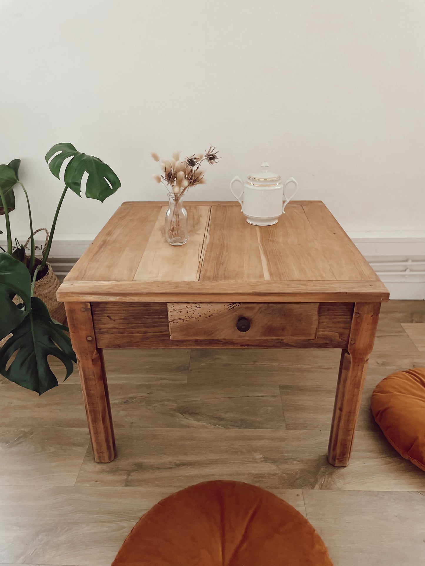 Table basse carré en bois brut vintage