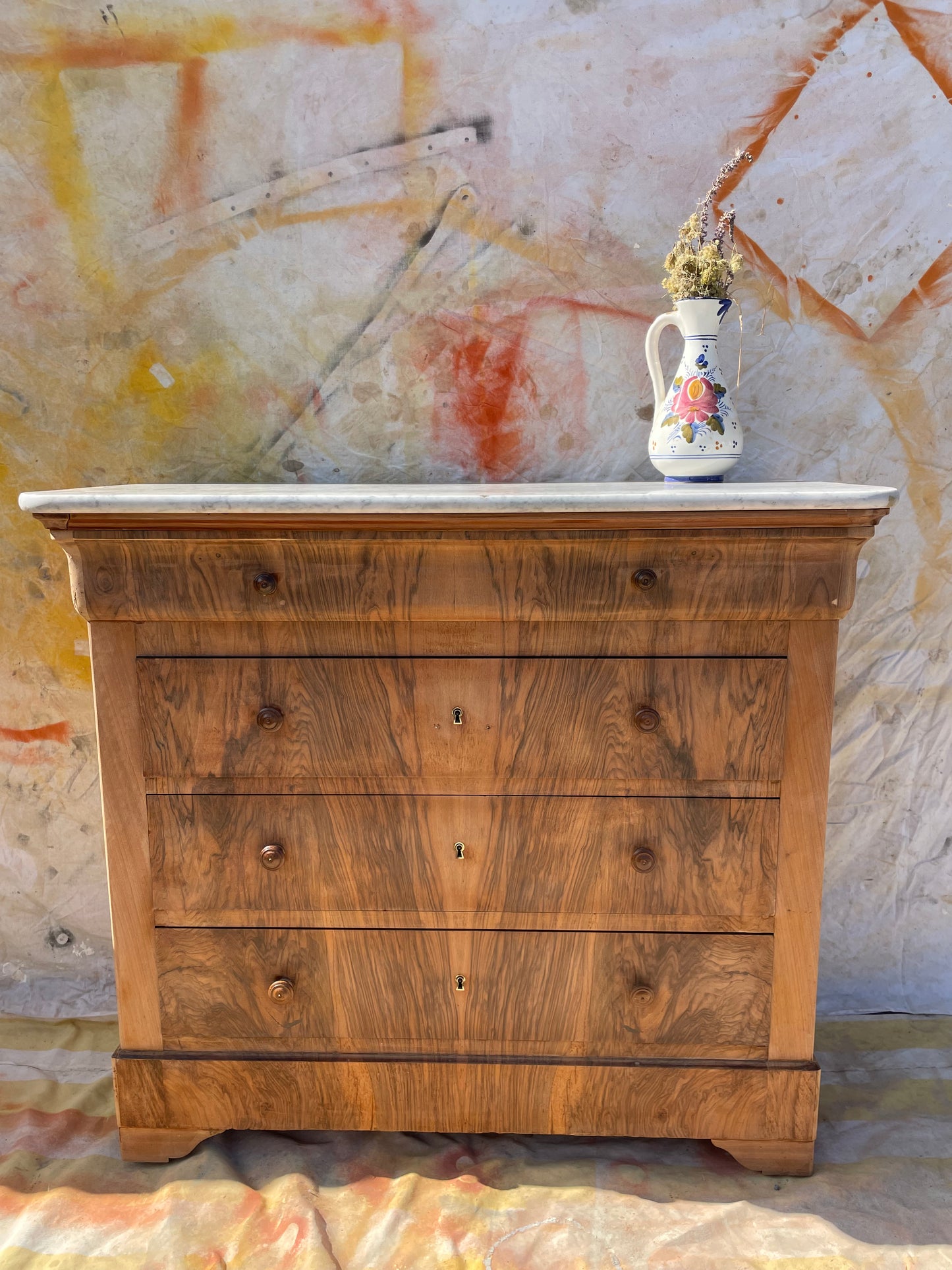 Commode ancienne en noyer clair et plateau marbre – esprit bohème vintage