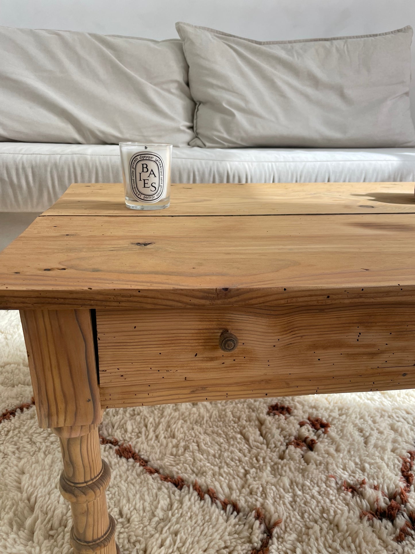 Table basse ancienne en pin massif – bois brut patiné