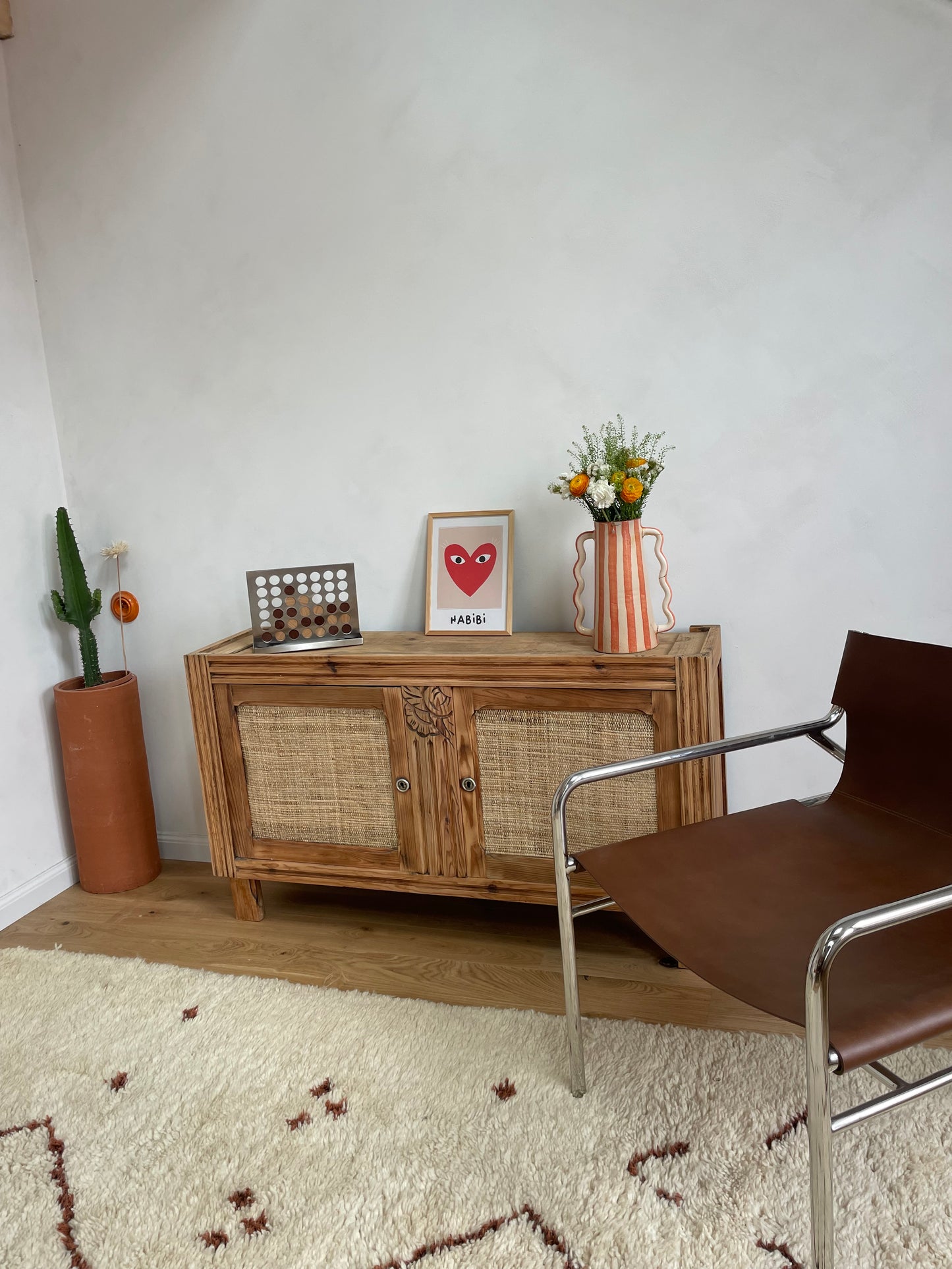 Buffet vintage en bois massif – portes en fibres naturelles (raphia & bananier)