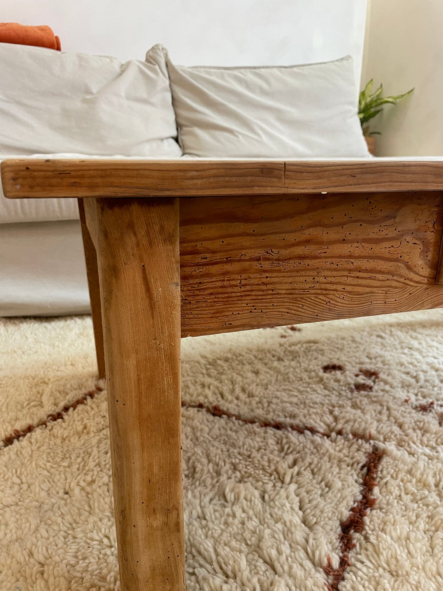 Table basse ancienne en bois massif — meuble vintage rustique avec tiroir