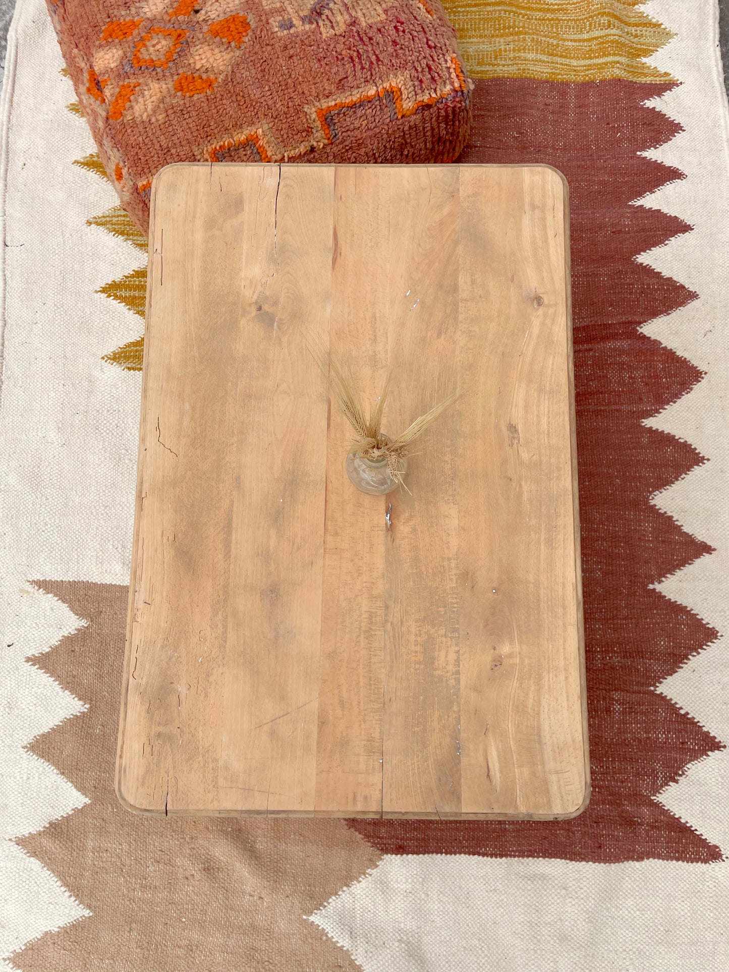 Table basse ancienne en bois massif vintage – patine naturelle