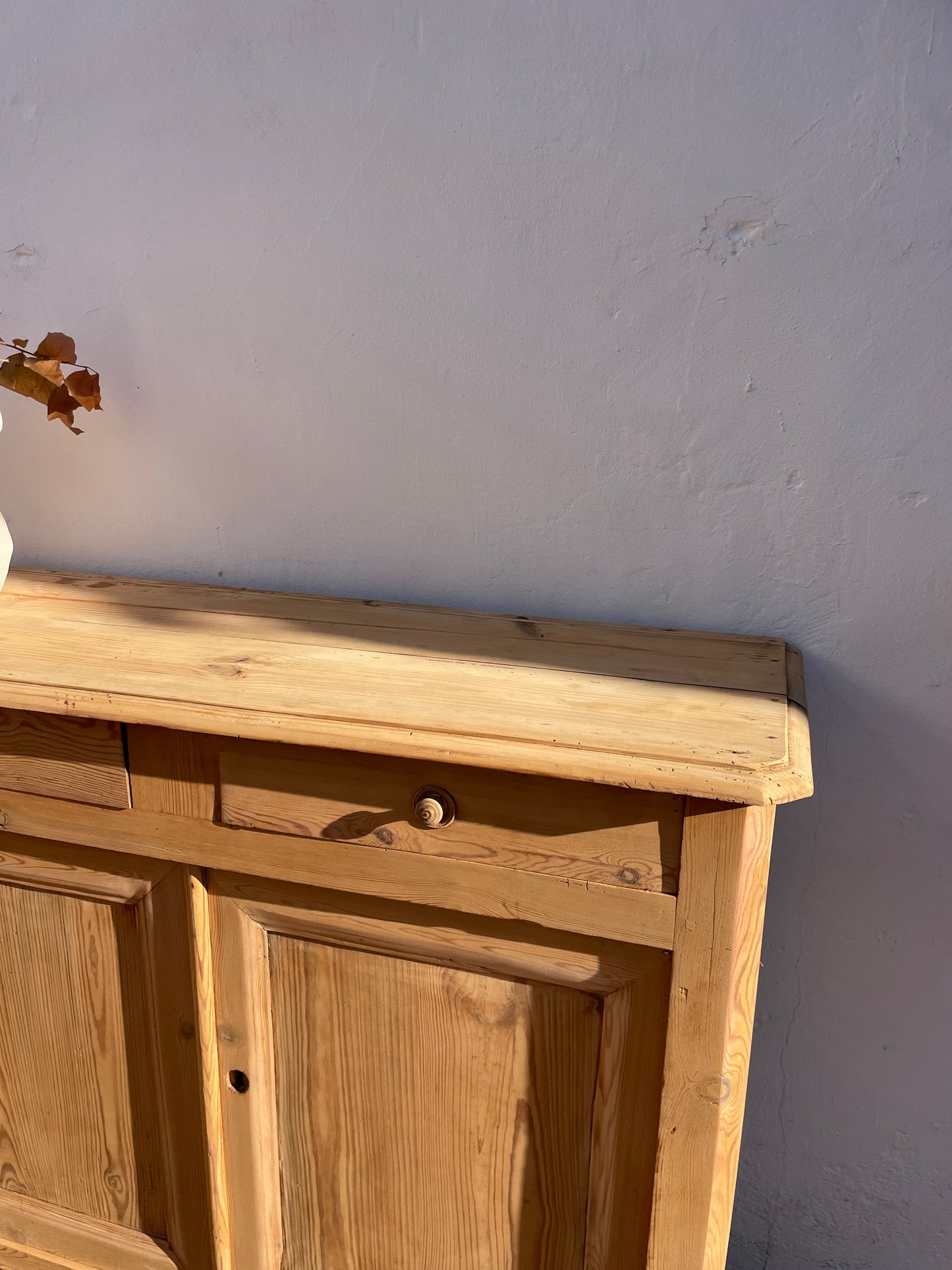Buffet parisien ancien en bois massif – patine naturelle