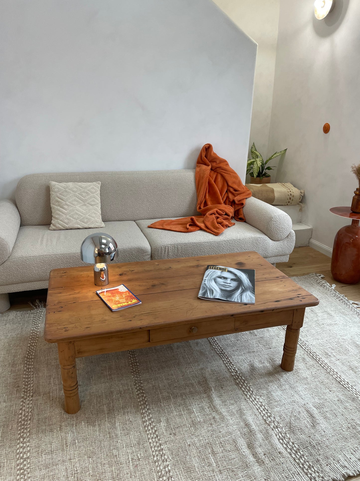 Table basse ancienne en bois massif – patine naturelle
