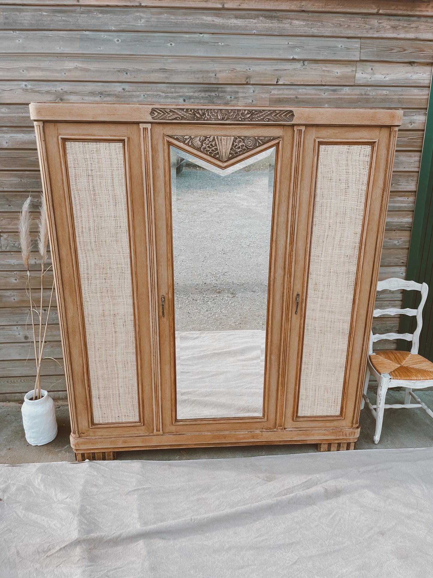 Armoire art deco 3 portes bois brut raphia et miroir