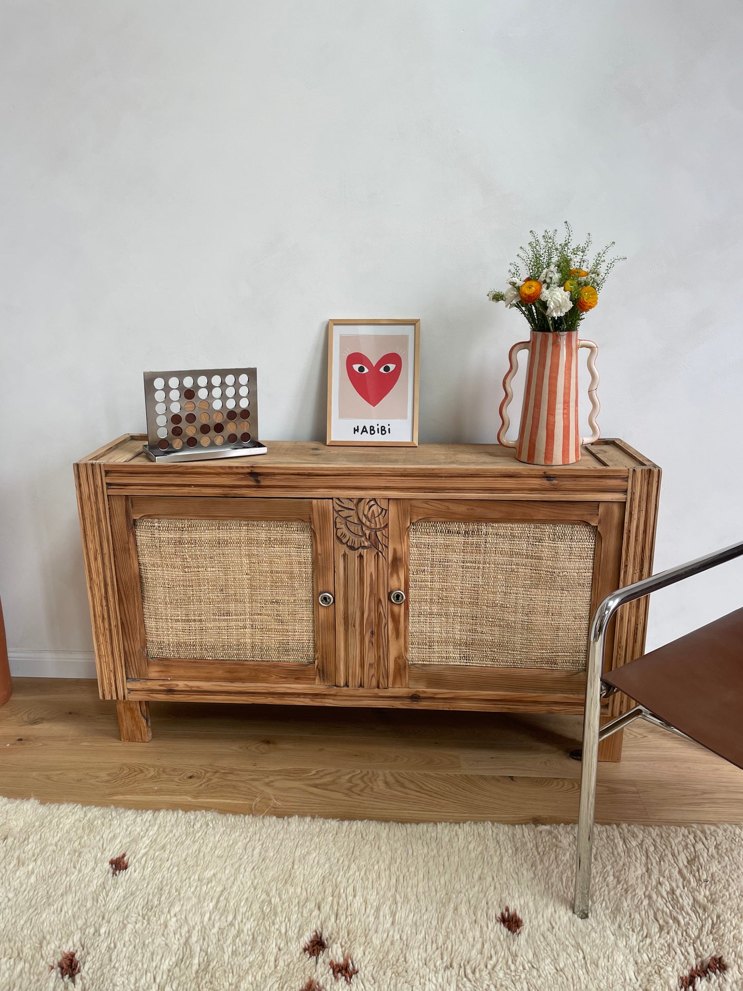 Buffet vintage en bois massif – portes en fibres naturelles (raphia & bananier)